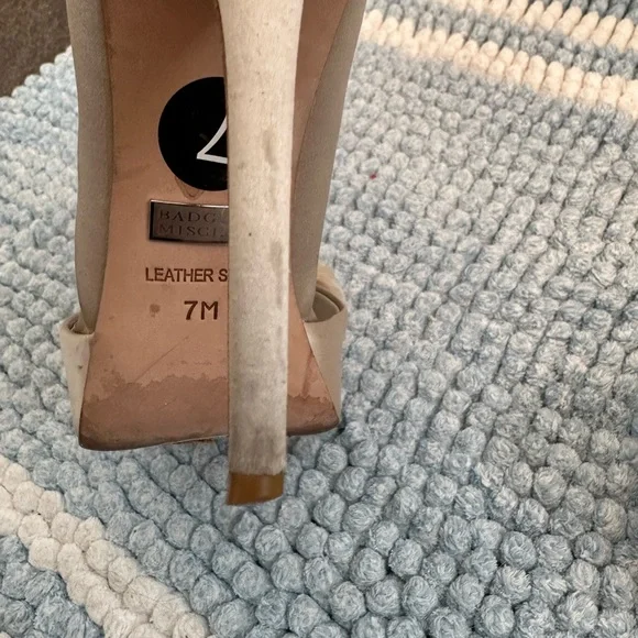 Badgley Mischka Champagne Satin Heels Size 7 - Picture 5 of 7